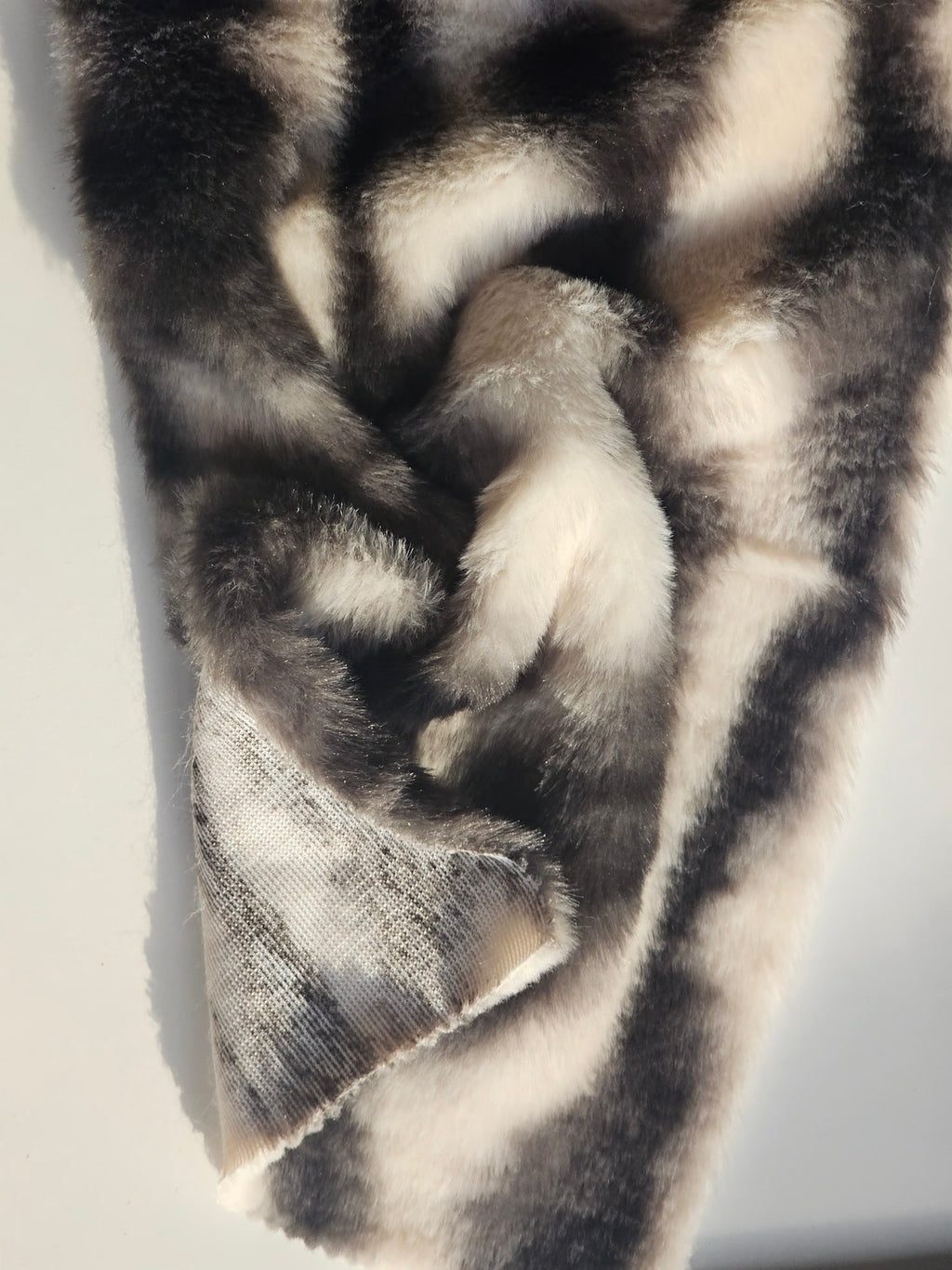 Faux Fur Echo - Off White/Charcoal