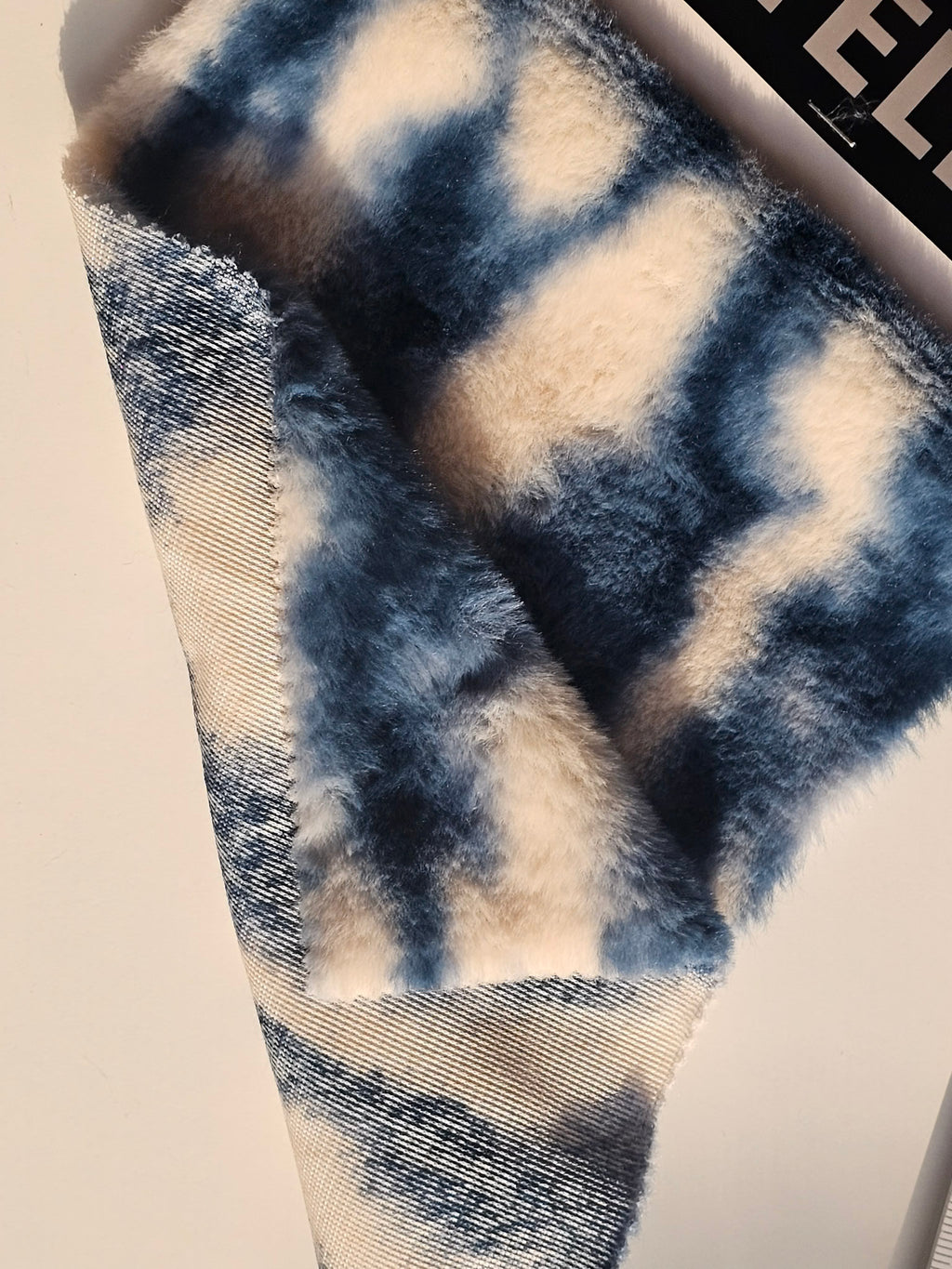 Faux Fur Echo - Off White/Blue